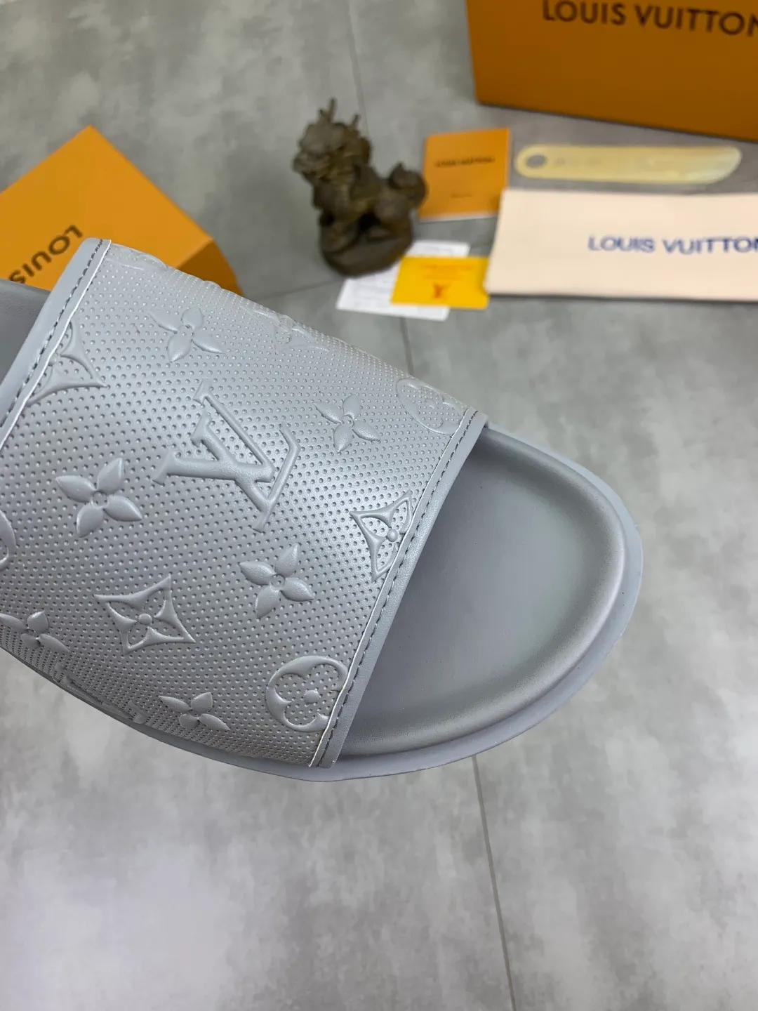 Men's shoes 💰P300💰【New style】🆘 Original quality 【LOUIS VUITTON】The popular Louis Vuitton LV men's slippers on the official website are on sale simultaneously! Original fabric imported from Italy, original factory special supply, code number: 38-44 (45 customized), many colors available